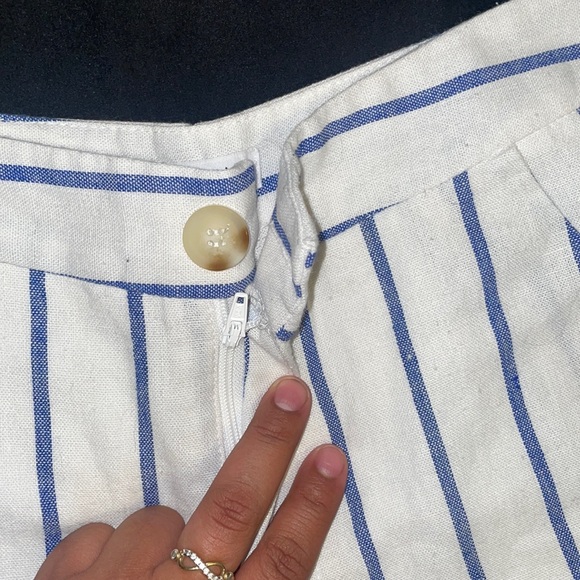 PANTS ONLY! Legs for days!! Elongate those legs with this pinstriped pants 😍 - Picture 3 of 5